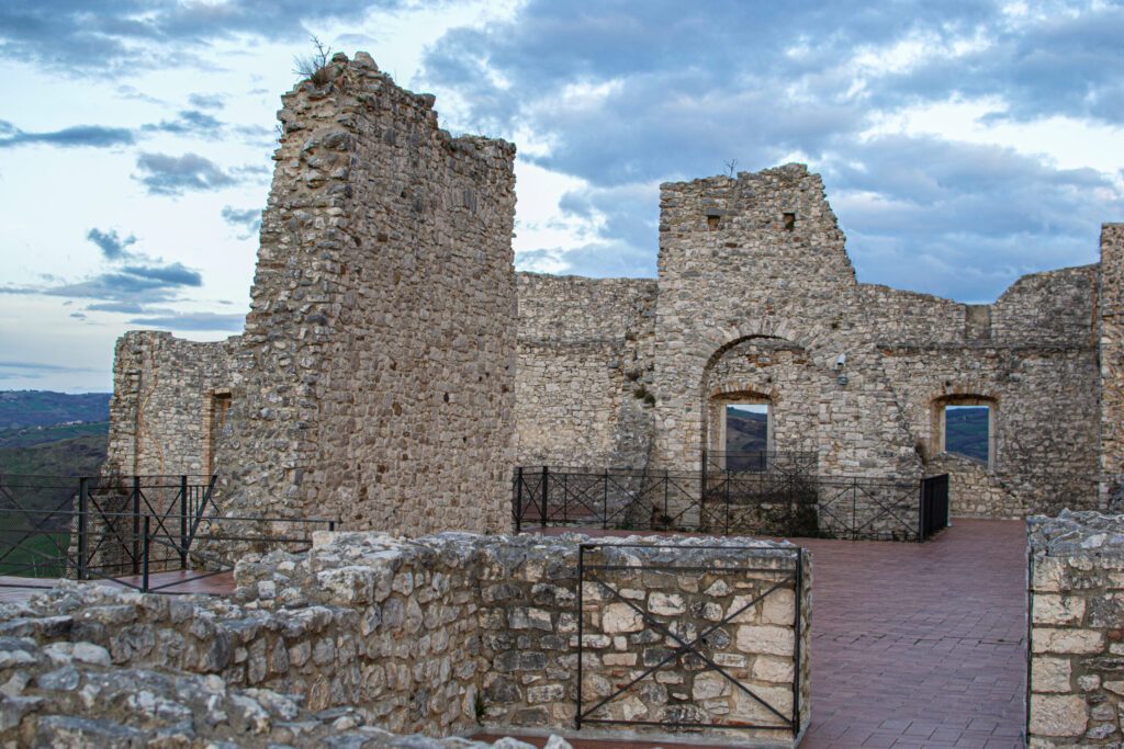 turismo storico e culturale in molise, castello di castropignano
