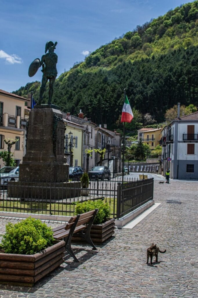 Monumento del guerriero sannita nella piazza di Pietrabbondante, in Molise.