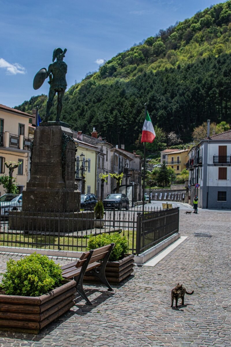 Monumento del guerriero sannita nella piazza di Pietrabbondante, in Molise.