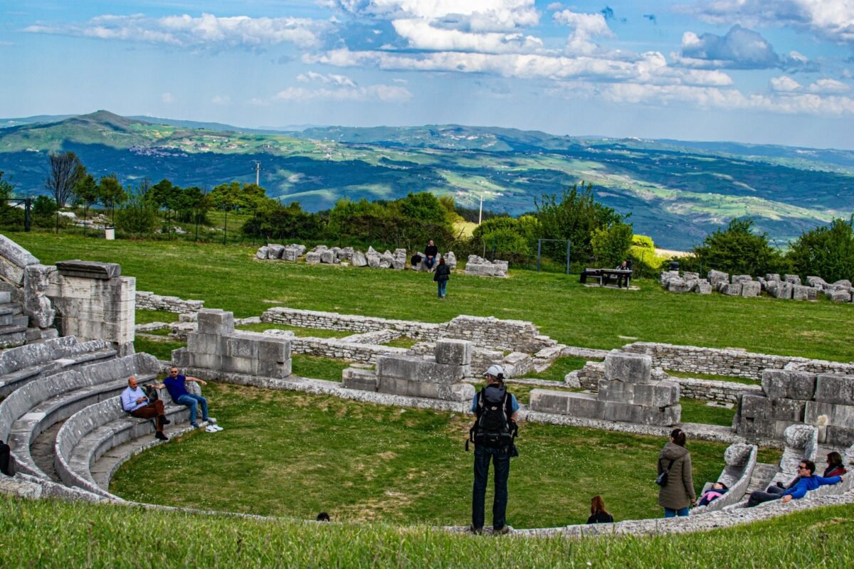 Teatro del santuario italico di Pietrabbondante con il paesaggio appenninico sullo sfondo.