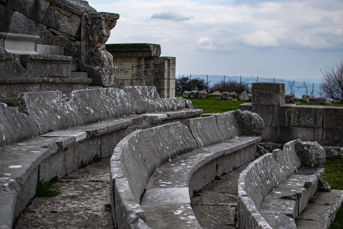 Sedute in pietra del teatro del santuario italico di Pietrabbondante.