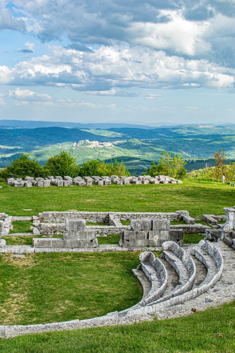 Area archeologica di Pietrabbondante e paesaggio del Molise circostante.