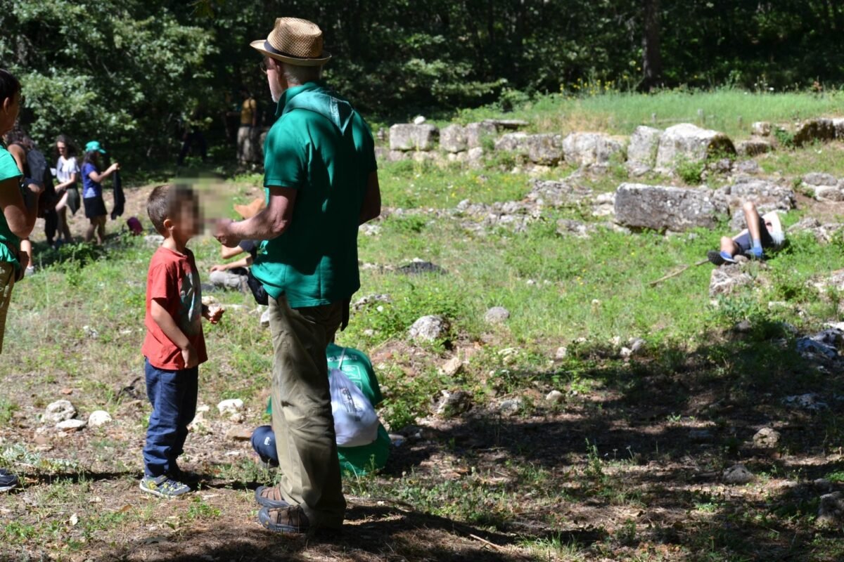 Visitatori nell'area archeologica di Monte Vairano, con il volto di un minore oscurato.