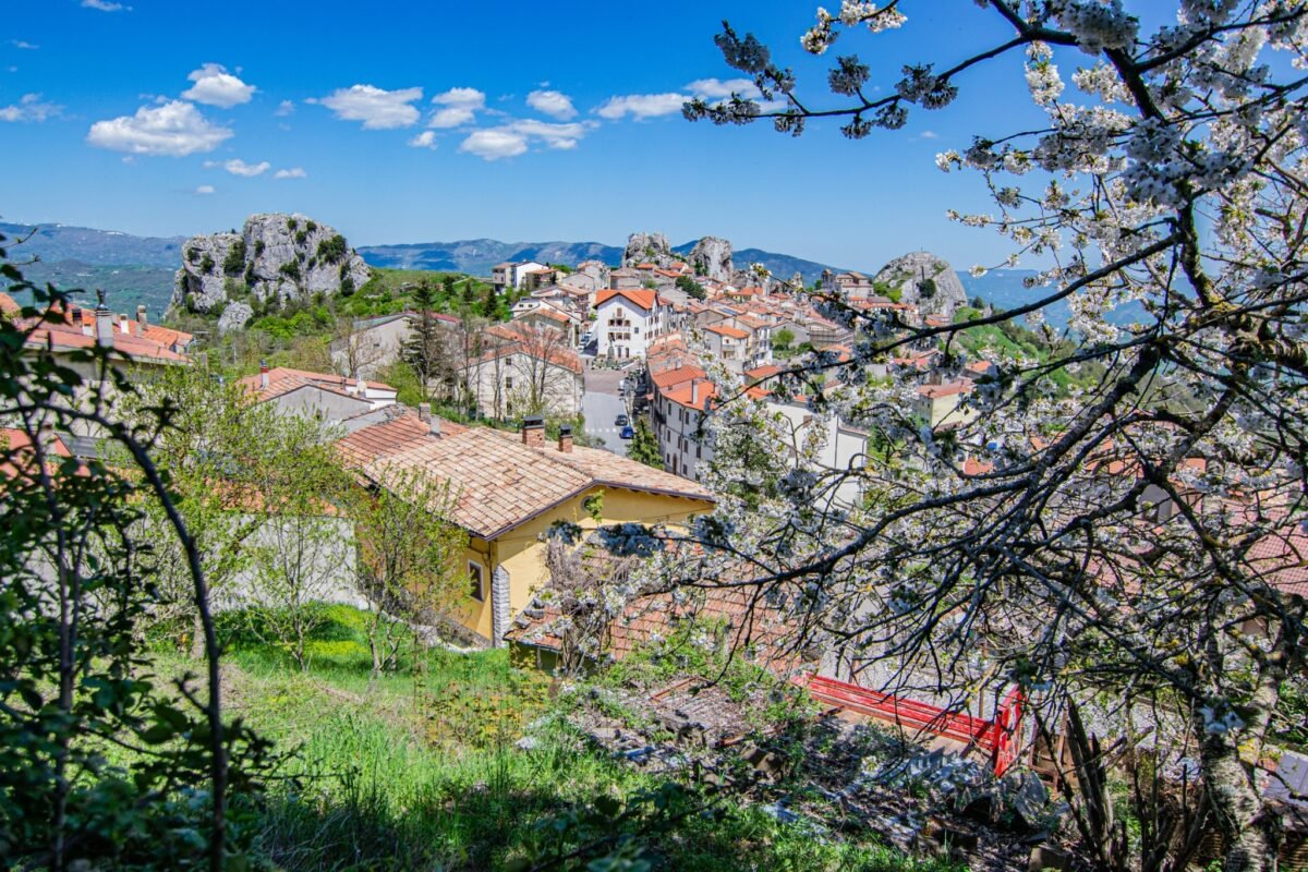 Veduta contemporanea di Pietrabbondante tra case e rilievi rocciosi.